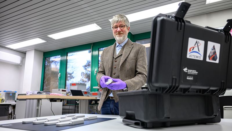 Das Team um Dr. Thomas Berger, Strahlenphysiker und Projektleiter der DLR-Strahlungsexperimente auf Artemis I und II, testete im Januar 2026 am DLR-Institut für Luft- und Raumfahrtmedizin in Köln ein letztes Mal die acht M-42-EXT-Dosimeter durch (vier Flugeinheiten und vier Backup-Geräte). Das Team der NASA befestigte am Kennedy Space Center im US-amerikanischen Florida Klettverschlüsse an den Flugeinheiten zur Montage im Raumschiffsinneren und verstaute sie Anfang Februar an Bord des Orion-Raumschiffs.  (Bild: DLR)