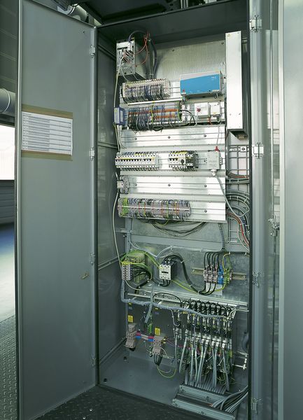 Trotz Funktionenvielfalt bleiben die Schaltschränke aufgeräumt und ausbaufähig. Ganz oben im Bild die SYMAC-Steuerung, darunter das WAGO-I/O-SYSTEM. Die Sercos-Antriebe sind ganz unten zu erkennen. (Archiv: Vogel Business Media)