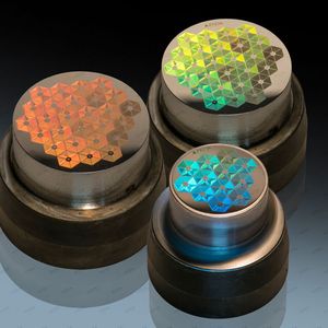 Lasersysteme von Acsys gravieren Metall so fein, dass die Lichtwellenlängen in der gravierten Struktur gebrochen reflektiert werden und unterschiedliche Farben widerspiegeln. Das erschließt neue Anwendungsfelder.