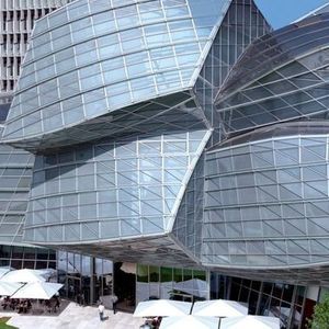 Das spektakuläre Gehry Building in Basel ist mit Solarzellen von Sunways ausgestattet.