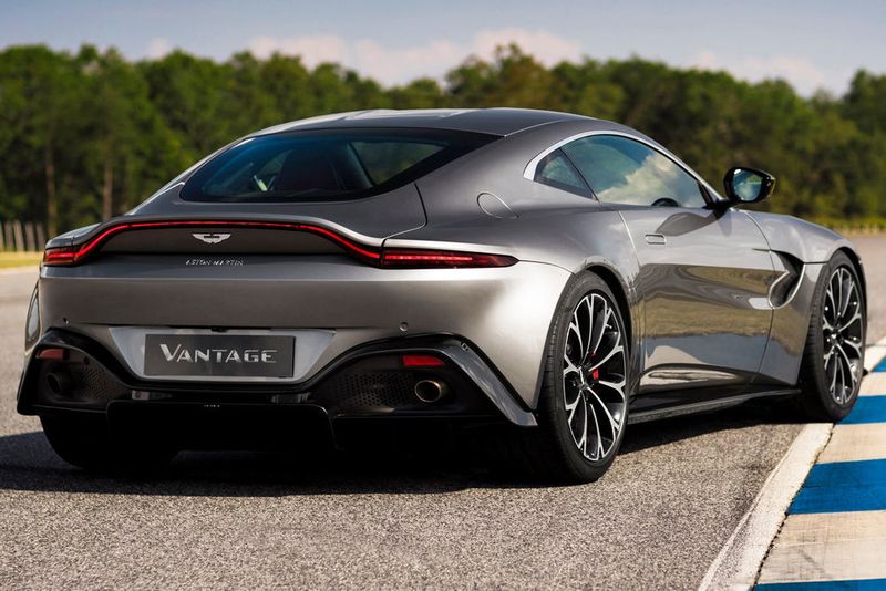 Auch in Silber macht der Vantage eine gute Figur.  (Aston Martin)