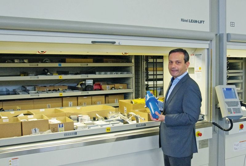 Diigital vernetzt: Das Product Information Management System mit einem automatisierten Hochregal beschleunigt erheblich das Bereitstellen von Ersatz­teilen.  (Konrad Mücke, SMM)