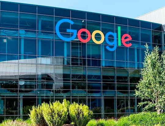 Der US-Konzern Google nimmt allein für Deutschland einige Milliarden Euro in die Hand, um hier die Möglichkeiten der künstlichen Intelligenz besser klarmachen und verbreiten zu können. Nun wurde etwa ein neues KI-Zentrum auf der Museumsinsel in Berlin Mitte eröffnet (Symbolbild).(Bild:  Google)