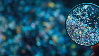 De toenemende vervuiling van ons milieu door microplastics vormt niet alleen een ecologische uitdaging, maar ook in toenemende mate een economisch en juridisch risico voor de industrie en gemeenten. Met de herziene EU-richtlijn inzake gemeentelijk afvalwater wordt systematische monitoring van microplastics voor het eerst verplicht. (Symbolische afbeelding) (Afbeelding: ©Thares2020 - stock.adobe.com)