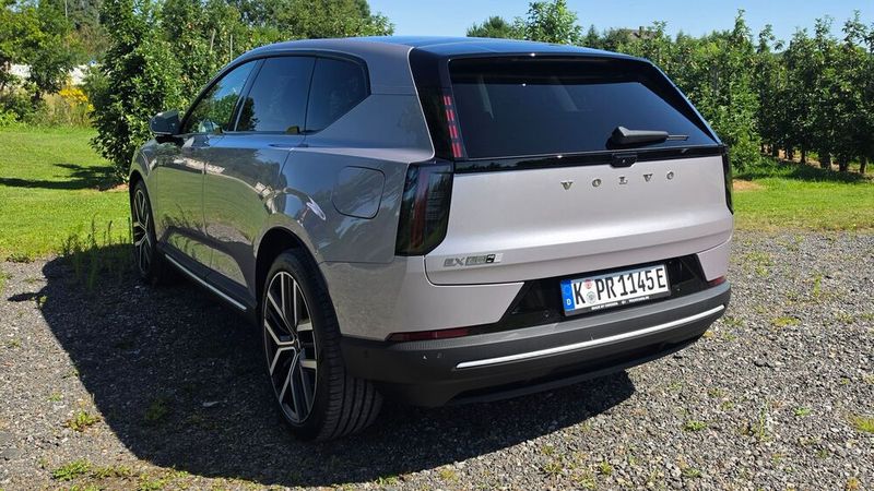 Die Verwandschaft mit dem EX90 ist beim Fahrzeugheck klar erkennbar. Volvo setzt auch beim EX60 auf ein segmentiertes, vertikales Rückleuchtendesign. (Bild: Mauritz – VCG)