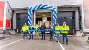 Die Projektbeteiligten stellen sich auf zum Fototermin bei der offiziellen Eröffnung der zentralen Kühllogistikzentrums des Kontraktlogistikers ID Logistics im hessischen Steinau. (Bild: ID Logistics)