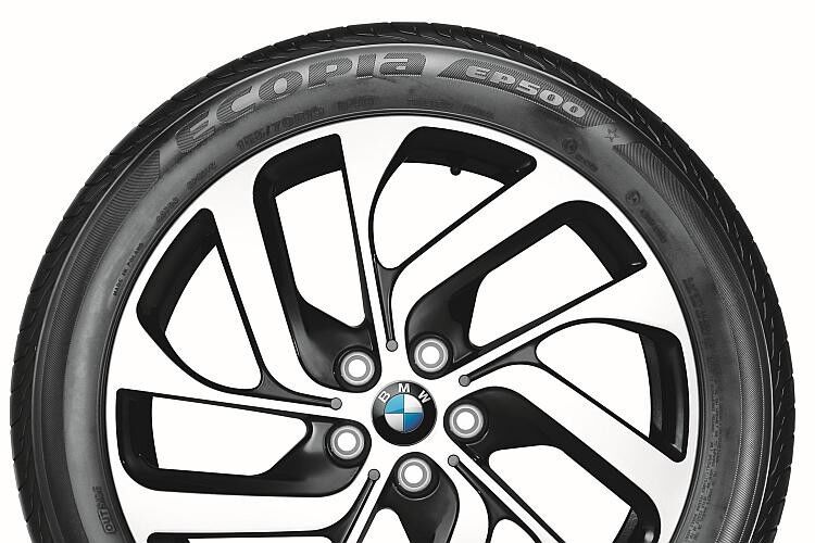 Von der Seite sieht das i3-Rad noch wie ein typisches BMW-Rad aus: großer Durchmesser und attraktives Design. (Foto: Bridgestone)