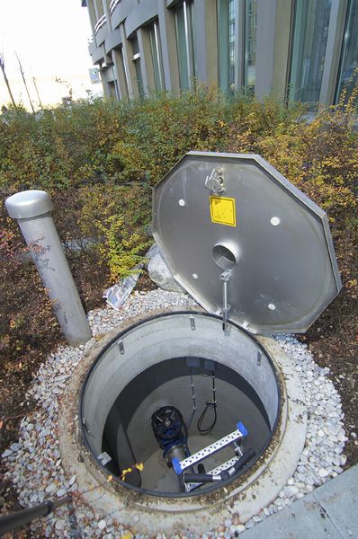 Abbildung 9: Insgesamt zwei redundante Saugbrunnen befördern das Grundwasser zur Kühlung des Rechenzentrums in einen sekundären Wasserkreislauf. Das erwärmte Kühlwasser gelangt wiederum über ebenfalls zwei redundante Schluckbrunnen zurück in die Erde. (Bild: Rittal)