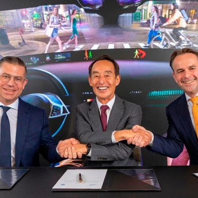Unterzeichnung der Vereinbarung (v. l.): Mathias Miedreich, CEO der ZF Group, Young Sohn, Vorstandsvorsitzender von Harman und Senior Advisor bei Samsung Electronics, sowie Christian Sobottka, Harman-CEO und President, Automotive Division.  (Bild: Harman)
