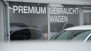 Sinkende oder stabile Preise: Der Großteil der Händler in Deutschland rechnet einer Umfrage von Auto 1 zufolge für 2025 mit dieser Marktentwicklung. (Bild: Achter – VCG)