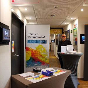 LP-Chefredakteur und Praxistag-Moderator Marc Platthaus freut sich auf die Ankunft der Teilnehmer. (Bild: LABORPRAXIS/Dietz)