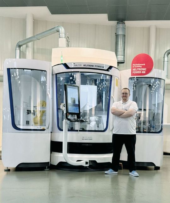 Am 08. Mai 2026 zeigt der LinkedIn-Influencer Phil Hollinworth, welche Werkzeuge sich auf der «Helitronic Mini Plus» herstellen lassen.(Bild:  Walter)