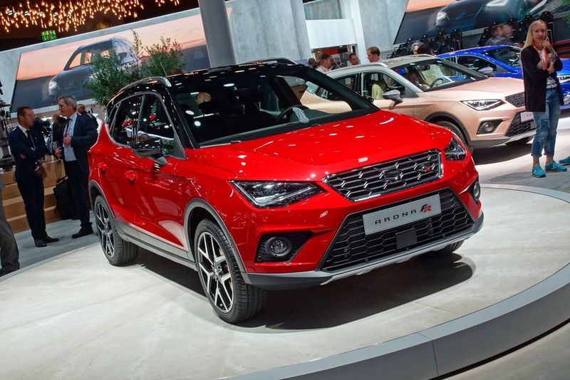 Seat gibt sich ja gerne emotional. Der rote Arona unterstreicht den Anspruch auch farblich. (sp-x / Knödler)