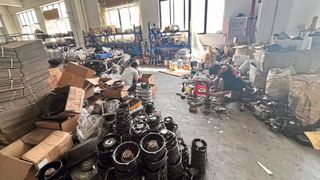 EBM-Papst und die lokalen Behörden gehen bei einer Razzia in einer Fälscherfabrik in Foshan, China erfolgreich gegen Produktfälschungen vor. (Bild: EBM-Papst)