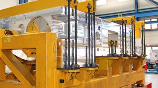 Aus 16 t Aluminium entsteht dieses 4,5 t schwere und 4,5 m große Frame, das aus vier Einzelteilen besteht, die in die Schweißvorrichtung eingepasst und zu einem kompletten Stück gefertigt werden. (Bild: Sonnenberg)