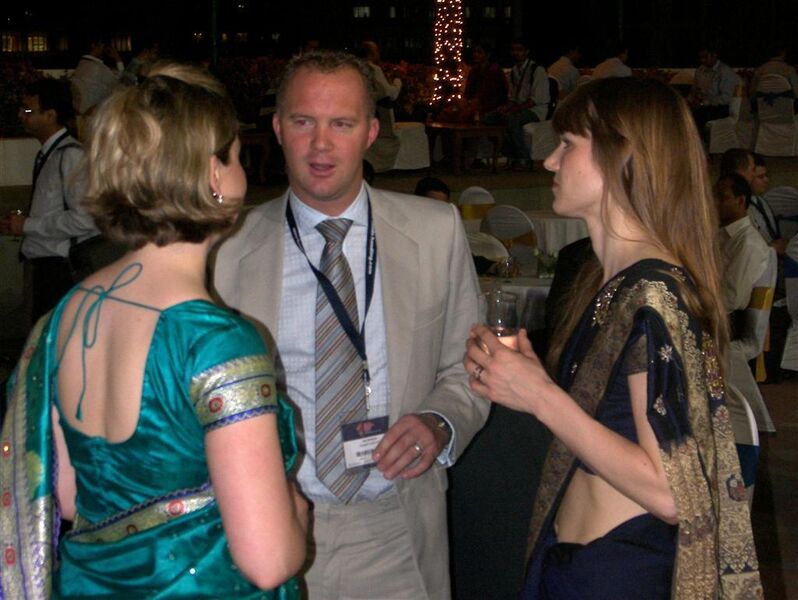After the first day of BulkSolids India, all exhibitors and confernce participants met for the networking dinner. In this picture: Magdalena Beichel (Press Relations NürnbergMesse) and Imke Ostermeier-Kittel (Marketing/ Events Vogel Business Media) in discussion with Tim Freeman (Owner of Freeman Technology, UK). (Picture: PROCESS)