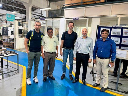 Der Co-Founder und Chief Production Officer Marlon Gerat (Mitte) von CNC24 besuchte Zenith Precision Private Limited in Indien im Rahmen einer Audit-Tour. Denn Indien ist für ihn die Chance, Beschaffunglücken für Präzisionsteile in Europa auszumanövrieren. Hier sein Resüme.(Bild:  CNC24)