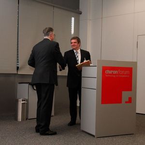 Als kleine Geste überreicht Markus Flik, Vorsitzender der Geschäftsführung bei Chiron, dem VDW-Vorsitz und leidenschaftlicher Motorradfahrer, Heinz-Jürgen Prokop, „Motorradtouren in der Schwäbischen Alb sowie Süddeutschland“.