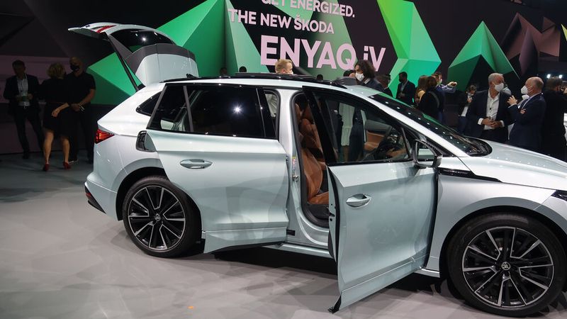 Auch unverhüllt streckt der lange Radstand von 2.765 Millimetern das Auto optisch in die Länge. In die Höhe reckt sich der Enyaq 1.616 Millimeter. (Bild: Grimm/»kfz-betrieb«)