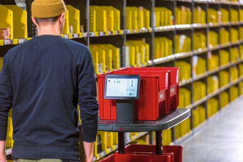 Ideal für die Peak-Saison: Die Schulung neuer Mitarbeiter dauert nur 15 Minuten und weitere Cobots können schnell und flexibel hinzugemietet werden. (6 River)