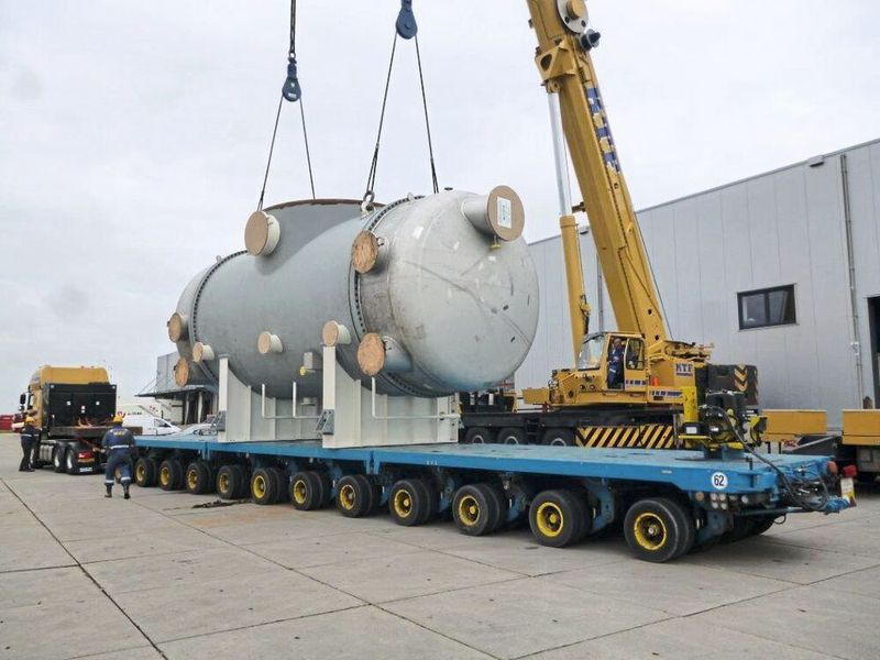 Der Koloss wird verladen. (Ebner)