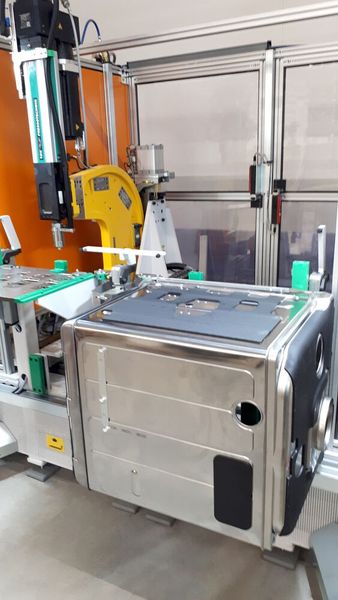 Die Höhe der Arbeitstische wurde von TOX so ausgelegt, dass sie dem Bediener das Auflegen der Bottiche so leicht wie möglich macht.  (Bild: Tox Pressotechnik)