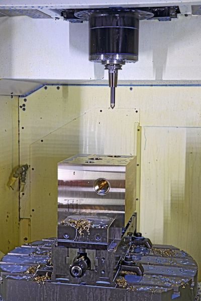 Werkzeugmaschinen sind nur dann produktiv, wenn sie unter Span stehen und nicht zum Einmessen von Werkzeugen verwendet werden. Daher setzt SAB auf das Werkzeugvoreinstellgerät «Uno Autofocus», das über eine von Haimer entwickelte Schnittstelle mit der Werkzeugverwaltung X-MSK kommuniziert.  (Bild: Haimer)