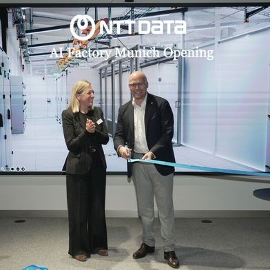 Anne-Sophie Lotgering (NTT Data) und der Bayerische Staatsminister für Digitales, Fabian Mehring, bei der Eröffnung der AI Factory in München (Bild: NTT DATA)