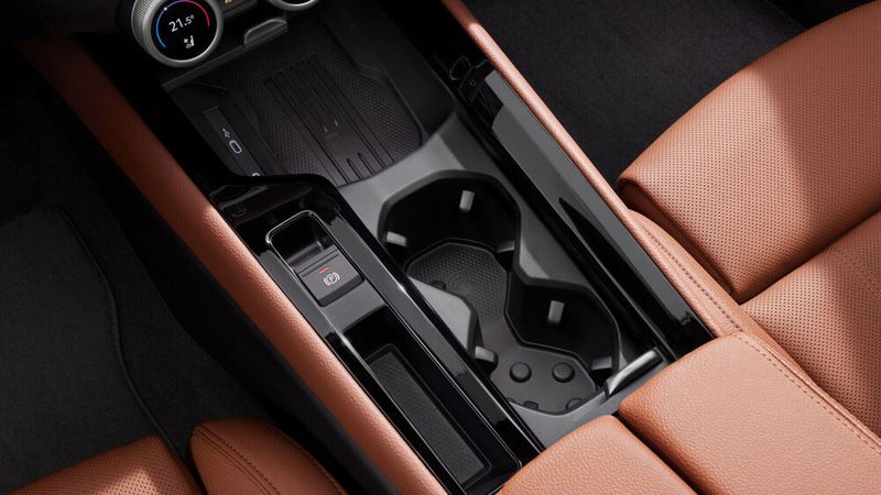 In der Mittelkonsole bietet ein 5,5 Liter tiefes Fach Platz für Kleinteile. (Bild: Skoda)