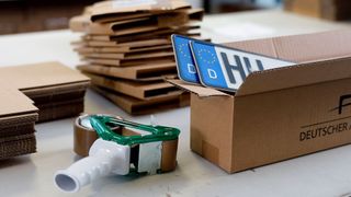 Weil es in vielen Kfz-Zulassungsstellen hapert und Termine schwierig zu erhalten sind, hoffen Autohändler auf die vierte Stufe von i-Kfz. Diese beinhaltet aber weiterhin viele analoge Prozesse. Stempelplaketten und Kennzeichen braucht es weiterhin – die kommen per Versand. (Bild: Lars Franzen)