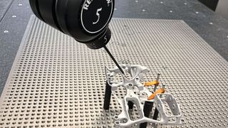 Durch den Revo-Messkopf reduzieren sich die Messaufwände signifikant, und dank der hervorragenden Zugänglichkeit lassen sich unterschiedlichste Bauteilgeometrien mit nur wenigen Tasterspitzen erfassen.  (Bild: Renishaw)