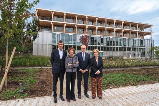 Der neue Frankreich-Hauptsitz von Trumpf wurde feierlich eröffnet: v. l. Mathias Kammüller, CDO Trumpf; Nicola Leibinger-Kammüller, CEO Trumpf; Stephan Steinlein, deutscher Botschafter in Frankreich; Regine Leibinger, Geschäftsführerin Barkow-Leibinger.(Bild:  Trumpf SE + Co. KG)