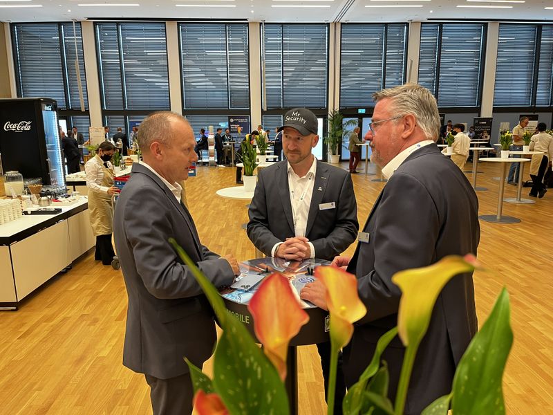 Was wird da wohl zwischen den Blumen diskutiert?  (IT-BUSINESS)