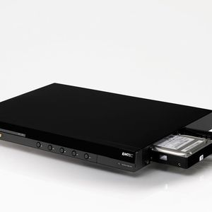 Die aus der NAS-Welt bekannte Swap-Funktion ermöglicht es, die integrierte 3,5 Zoll S-ATA-Festplatte per Knopfdruck zu entriegeln und gegen eine andere auszutauschen.