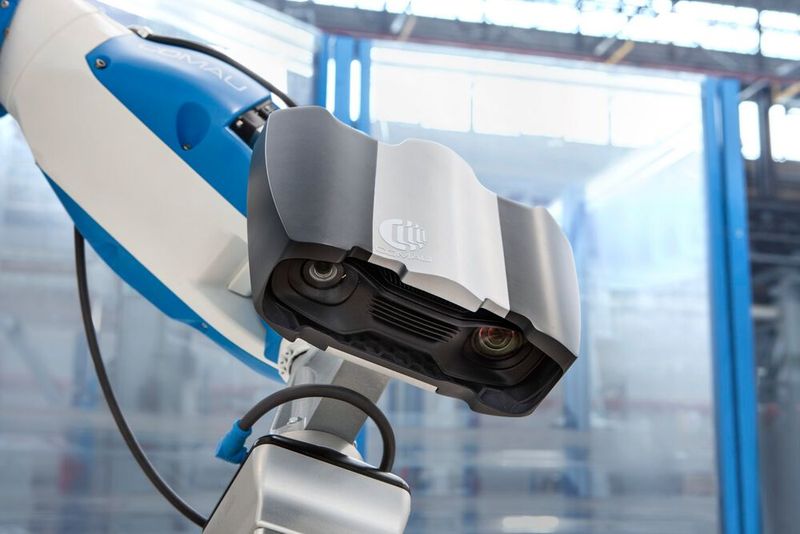 Die neue vollautomatische Kommissionierlösung MI.RA/Picker von Comau ist an kommerzielle Roboter jeder Marke, kundenspezifische Behälter oder kundenspezifische Greifern anpassbar