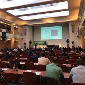 Dr. Köster gab bei seiner Keynote einen Ausblick in die nähere und fernere Entwicklung von Storage-Hardware und Software.
