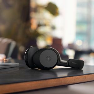 Das Jabra Evolve3 75 ist als On-Ear-Headset besonders leicht und kompakt.(Bild:  Jabra)