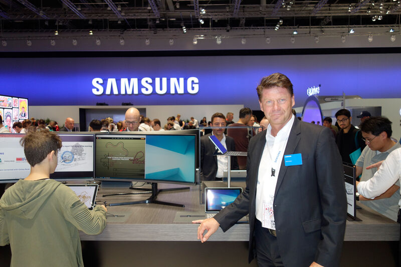 Martin Böker, Samsung, ist stolz auf den diesjährigen Samsung Stand. (Bild: IT-BUSINESS)