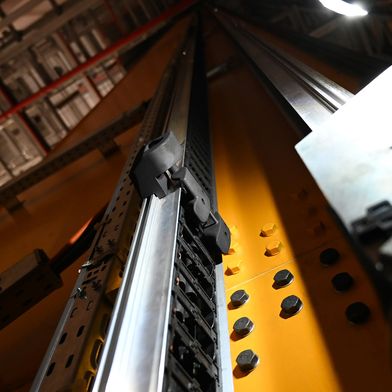 Mit dem TKVG (Vertical Guide) hat Tsubaki Kabelschlepp eine smarte Nachrüstlösung für die Regalbediengeräte (RBG) von Dematic entwickelt. (Bild: Tsubaki Kabelschlepp)