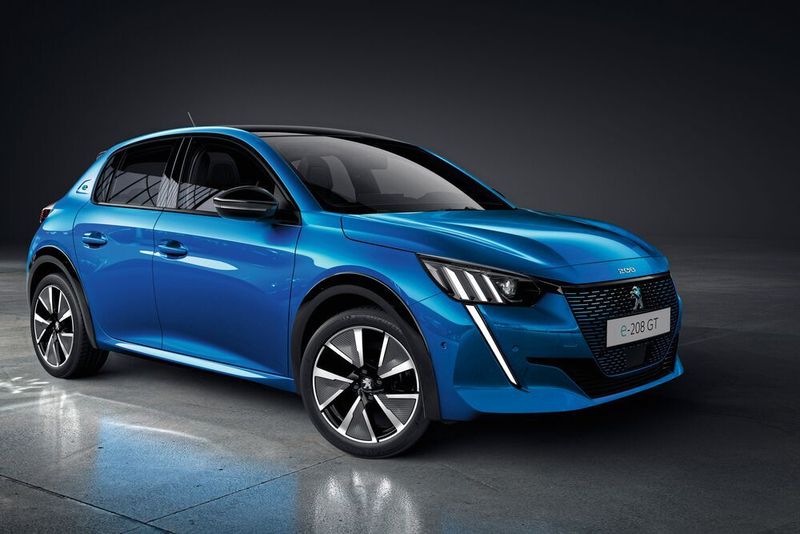 ... und einem Elektroantrieb, der 100 kW/136 PS leistet sowie einer Batterie mit 50 kWh Kapazität.  (Peugeot)