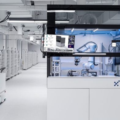Die Plattform Intelligent Digital Drug Discovery and Development von XtalPi kombiniert künstliche Intelligenz, Quantenphysik und automatisierte Robotik. 
 (Bild: XtalPi)