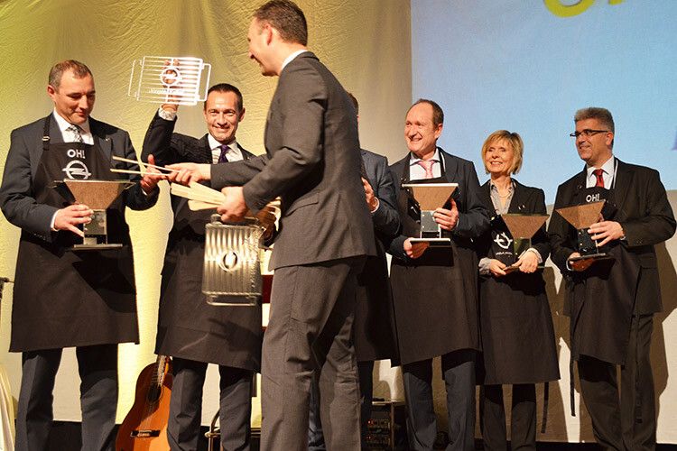 Andreas Peter versorgte die angereisten Opel-Manager mit einer umfassenden Grillausstattung – das „Angrillen“ kann beginnen. (Foto: Rehberg)