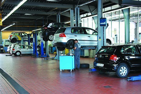 Die produktiven Servicemitarbeiter arbeiten sowohl in der Vier- als auch in der Fünftagewoche. Dabei konnten sich die Monteure das für sie passende Arbeitzeitmodell aussuchen. Ziel ist, die Werkstattauslastung so hoch wie möglich zu halten. Rubbel (Archiv: Vogel Business Media)