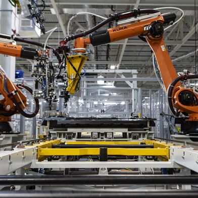 Europäische Unternehmen haben in die Modul- und Packmontage investiert – wie BMW (im Bild). Der Großteil der Wertschöpfung findet jedoch rund um die Zellfertigung statt. (Bild: BMW)