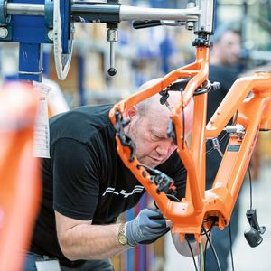 Der Motor sitzt meistens an der Tretkurbel, seltener auch im Vorder- oder Hinterrad.(Bild:  www.flyer-bikes.com | pd-f)