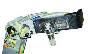 Regalbedienroboter mit Antriebskegelrad im Greifer: Jeder der beiden eingesetzten Roboter hat eine eigene Sinumerik-840D-Steuerung, die mitfährt und über eine Stromschiene mit elektrischer Leistung versorgt wird. Bild: Siemens A&D (Archiv: Vogel Business Media)