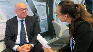 v.l. Dr. Robert Bauer, Vorstandsvorsitzender von Sick, und Sariana Kunze, Redakteurin von elektrotechnik AUTOMATISIERUNG, beim Interview auf der Hannover Messe 2016. ( Sick)