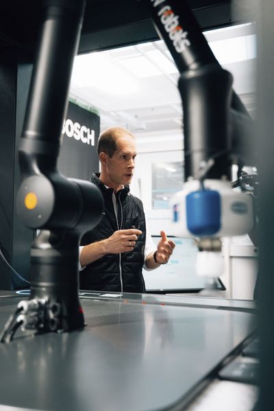 Vom Betrieb zurück ins Engineering: Die Intelligent Production Suite (IPSuite) von Bosch verknüpft reale Produktionsdaten mit dem digitalen Modell. Dieser geschlossene Kreislauf ermöglicht vorausschauende Instandhaltung, senkt den Ausschuss um bis zu 35 Prozent und liefert wertvolles Feedback für künftige Maschinengenerationen. (Bild: Bosch)