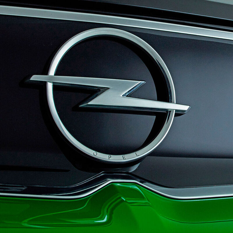 Das überarbeitete Opel-Markenemblem auf der Front der zweiten Mokka-Generation.