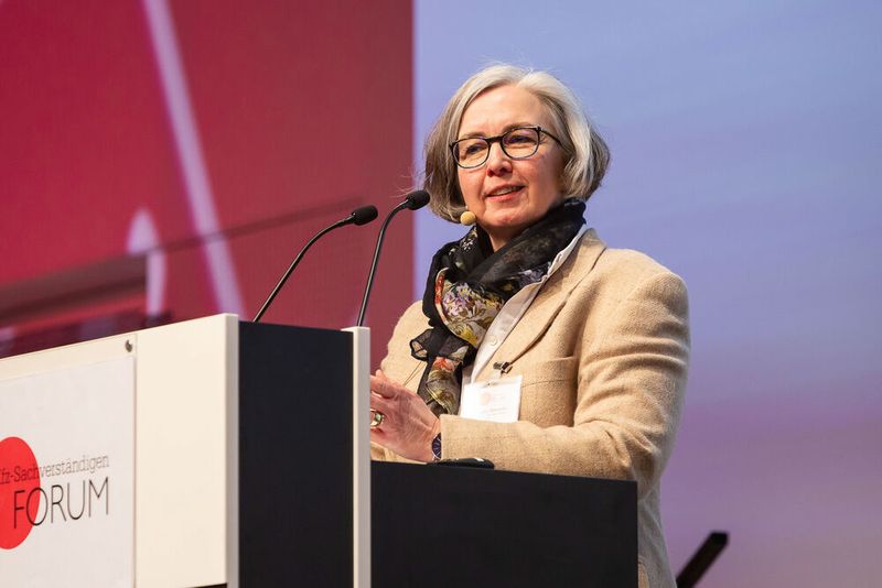 Natascha Rosocha, stellvertretende Leiterin der Zertifizierungsstelle des Instituts für Sachverständigenwesen (IfS), berichtete welche Anforderungen die Industrie- und Handelskammern (IHK) und das IfS an Schadengutachten stellen. (Stefan Bausewein)